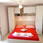 Charming In Pag With Sea View, 40 Sqm Apartamento