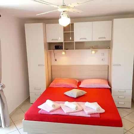 Charming In Pag With Sea View, 40 Sqm Apartamento