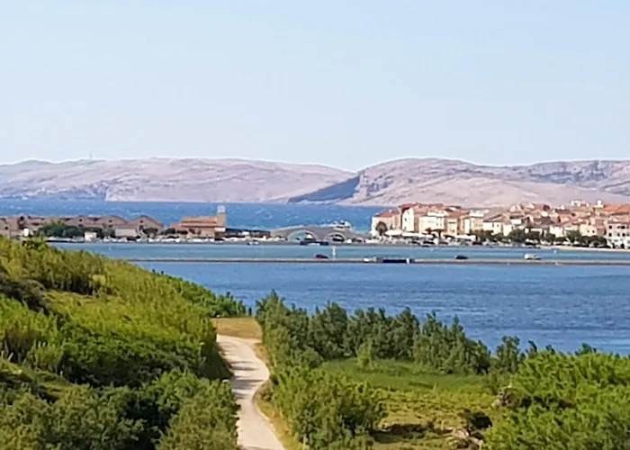 Charming In Pag With Sea View, 40 Sqm דירה פג